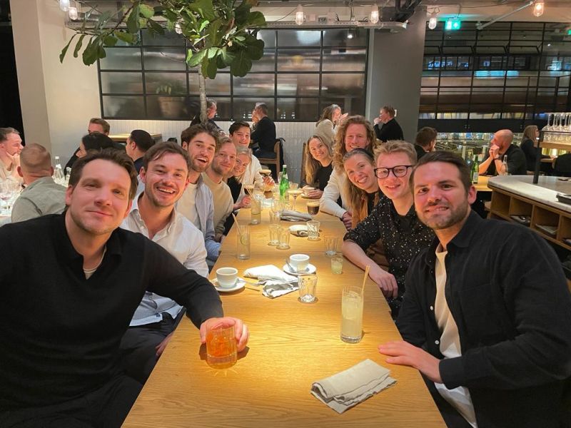 Borrel met het team aan een lange tafel in het restaurant