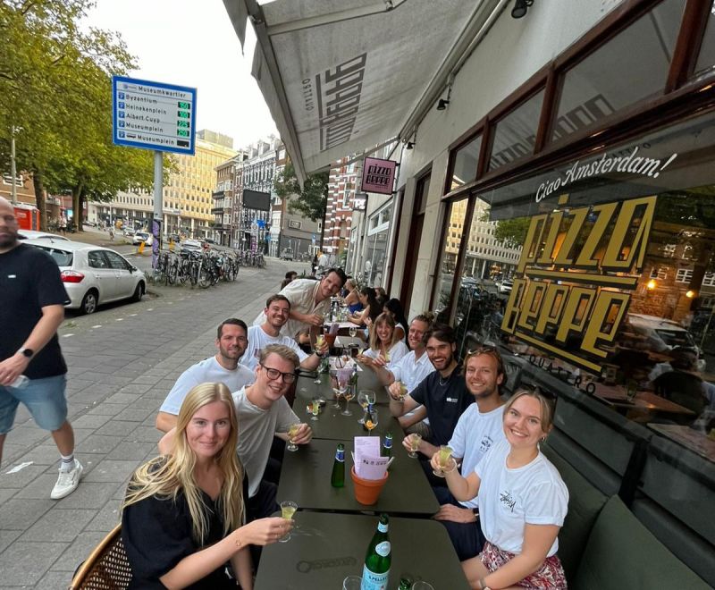 Team Grow Up Digital op een terras bij Pizza Beppe in Amsterdam