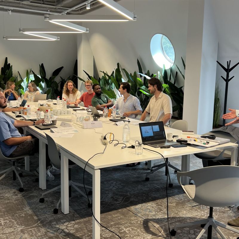 Kennis sessie aan de grote tafel op kantoor
