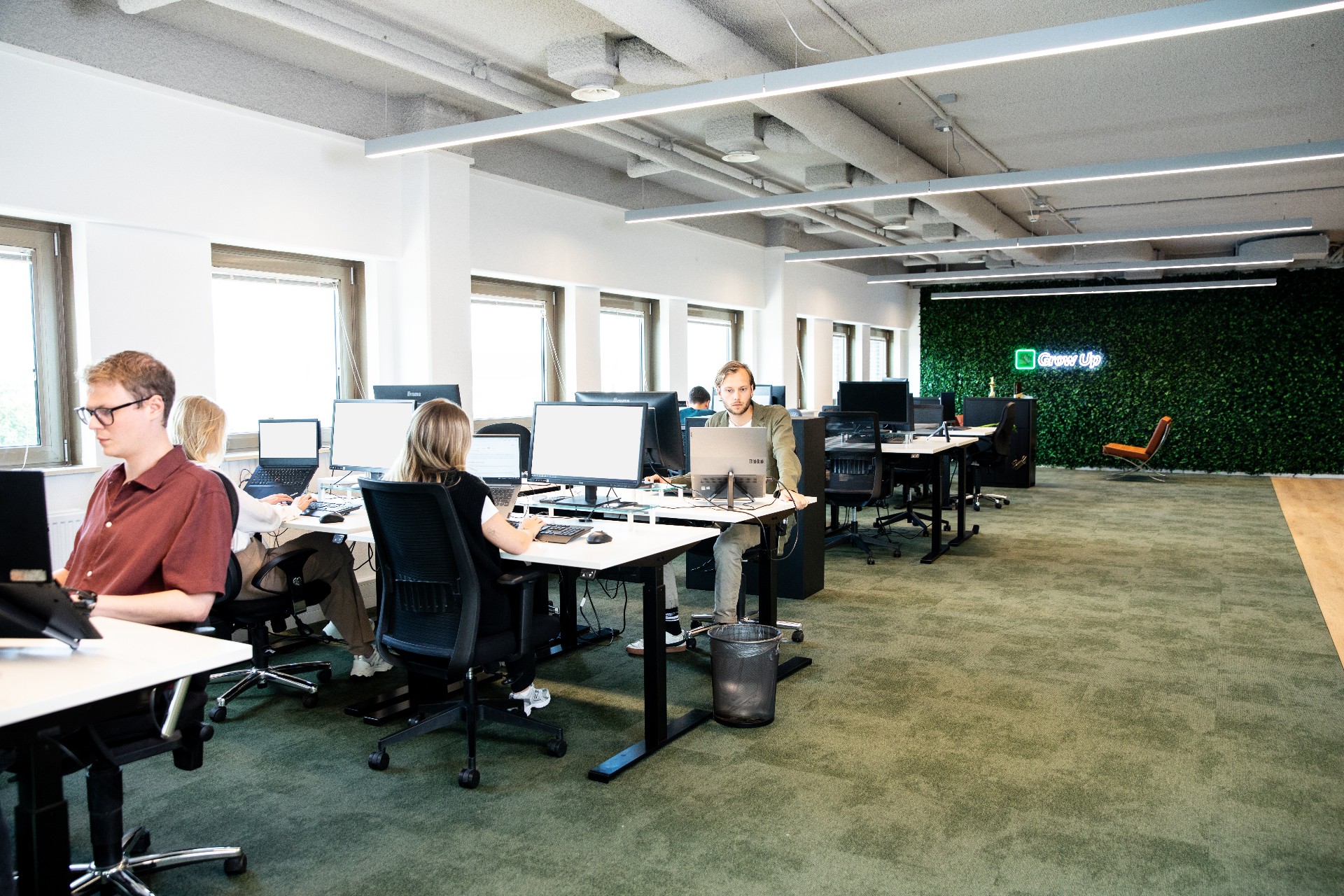 Open kantoor van Grow Up Digital met groene wand en Grow Up neon