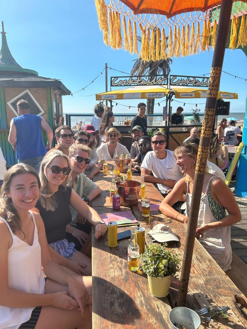 Team Grow Up Digital op een borrel aan zee